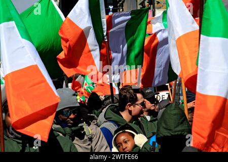 Toronto, Canada. 17 marzo 2024. I partecipanti porteranno la bandiera nazionale d'Irlanda lungo Yonge Street durante il St Patrick's Day Parade nel centro di Toronto, Canada, il 17 marzo 2024. (Foto di Mike Campbell/NurPhoto)0 credito: NurPhoto SRL/Alamy Live News Foto Stock