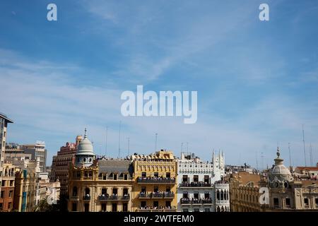 Una vista generale della Plaza del Ayuntamiento è stata vista prima della "Mascleta", un esplosivo sbarramento di violentatori e fuochi d'artificio, durante il Las Fallas Festival a Valencia, in Spagna, il 17 marzo 2024. Il Fallas è il festival più internazionale di Valencia, che si svolge dal 15 al 19 marzo. I festeggiamenti di Las Fallas celebrano l'arrivo della primavera con fuochi d'artificio, feste e grandi monumenti in cartone chiamati Ninots. Il festival è stato designato patrimonio culturale immateriale dell'umanità dall'UNESCO dal 2016. (Foto di David Aliaga/NurPhoto) Foto Stock