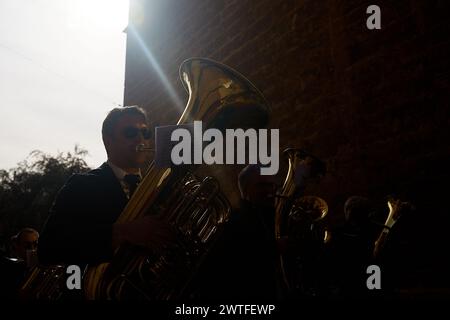 Valencia, Spagna. 17 marzo 2024. I musicisti stanno camminando verso Plaza de la Virgen, suonando musica durante l'offerta di fiori a Santa Maria al Las Fallas Festival di Valencia, Spagna, il 17 marzo 2024. Il Fallas, il festival più internazionale di Valencia, si svolge dal 15 al 19 marzo. I festeggiamenti di Las Fallas celebrano l'arrivo della primavera con fuochi d'artificio, feste e grandi monumenti in cartone chiamati Ninots. Il festival è stato riconosciuto dall'UNESCO come patrimonio culturale immateriale dell'umanità dal 2016. (Foto di David Aliaga/NurPhoto) credito: NurPhoto SRL/Alamy Live News Foto Stock