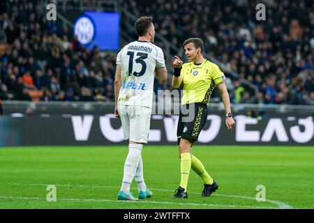 Milano, Italia. 17 marzo 2024. Milano, Italia, 17 marzo 2024: L'arbitro Federico la penna discute con Amir Rrahmani (13 Napoli) durante la partita di calcio seria A tra FC Internazionale e SSC Napoli al San Siro di Milano. (Daniela Porcelli/SPP) credito: SPP Sport Press Photo. /Alamy Live News Foto Stock