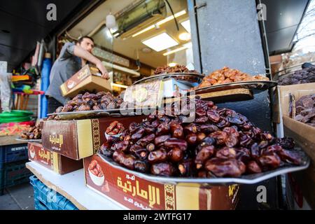 Gaziantep, Turkiye. 16 marzo 2024. Gaziantep, Turkiye. 16 marzo 2024. Un negoziante espone vassoi di vari tipi di datteri nel suo negozio di frutta secca e frutta secca a Gaziantep, nella Turchia meridionale. Anche se le date sono sempre popolari in Medio Oriente, rompere velocemente con alcune date è una tradizione importante durante il mese sacro musulmano del Ramadan (Credit Image: © Muhammad Ata/IMAGESLIVE via ZUMA Press Wire) SOLO USO EDITORIALE! Non per USO commerciale! Foto Stock