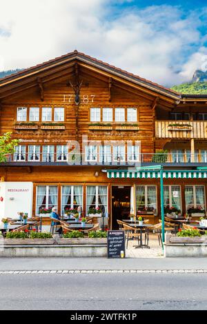 Esterno dell'hotel-ristorante Steinbock, Brienz, Svizzera, in stile chalet tradizionale Foto Stock