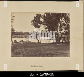 Wellesley Bridge. Seringapatam. Sconosciuto, fotografo intorno al 1866–1870 Vista del Wellesley Bridge sul fiume Kavery. Il ponte è sostenuto da più pilastri di pietra e mensole. Questa vista è visibile dalla riva del fiume, con un certo numero di alberi alti che oscurano parzialmente la vista. Una persona può essere vista in piedi ai margini della banca. (Recto, stampa) in alto a sinistra, in inchiostro marrone: "49"; (Recto, Mount) in basso al centro, in inchiostro marrone: "Wellesley Bridge / Seringapatam."; (verso, Mount) in basso a sinistra, a matita: "A48.118"; Foto Stock