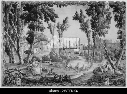 Agricoltori che riposano, pescano alla periferia del villaggio. Sconosciuto c. 1770-1790 arazzi dimensioni: H 8'5' x W 12'6' arazzo materiali/tecniche: Sconosciuto Cultura: Francese tessitura Centro: Aubusson Proprietà storia: French & Co. Nel paesaggio fluviale con alberi, piante fiorite e pescatori in barche che trascinano reti e altri che si imbarcano, una pastorella con bambino piccolo siede a terra, un cesto di fiori al suo fianco (L) e guarda in direzione della coppia seduta su un tumulo erboso, conversare & la donna inginocchiata davanti al giovane (R); fattoria (L) ed edifici aggiuntivi con ponte in background (BRD) garlanded Foto Stock