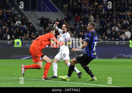 Milano, Italia. 17 marzo 2024. Alex Meret della SSC Napoli strappa il pallone a Davide Frattesi del FC Internazionale mentre Mario Rui della SSC Napoli guarda durante la partita di serie A A a Giuseppe Meazza, Milano. Il credito per immagini dovrebbe essere: Jonathan Moscrop/Sportimage Credit: Sportimage Ltd/Alamy Live News Foto Stock