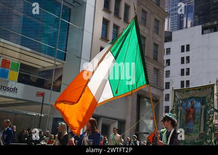Un uomo sventola una bandiera d'Irlanda mentre marciava a St. Patrick's Day Parade sulla Fifth Avenue a New York, N.Y., sabato 16 marzo 2024. Il St. Patrick's Day Parade, una delle tradizioni più antiche e grandiose di New York, si tiene per la 263a volta lungo la Fifth Avenue. (Foto: Gordon Donovan) Foto Stock