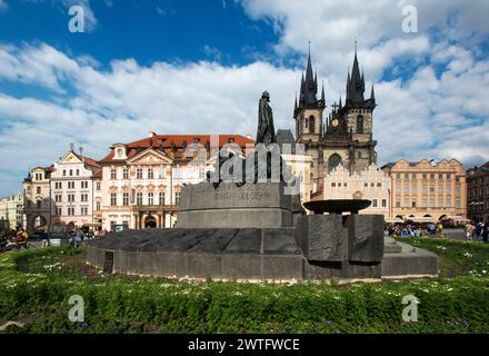 Palazzo Kinsky, la Chiesa di Nostra Signora di Tyn, Piazza della Città Vecchia, Jan Hus monumento, Staromestske namesti, Praga, Repubblica Ceca Foto Stock