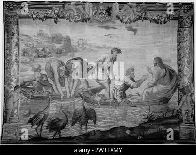 Pescato miracoloso (prima della Resurrezione) sul lago di Gennesaret (Mare di Galilea). Raffaello (italiano, 1483-1520) (disegnato dopo) [pittore] May, Stephen de (inglese, atto. 1690-1710) (officina, attr.) [tessitore] c. 1690-1700 arazzi dimensioni: H 11'6' x W 22' arazzi materiali/tecniche: Cultura sconosciuta: English Weaving Center: London Ownership History: Made for Earls of Winchilsea & Nottingham, Burley-on-the-Hill, Rutland. Ereditato dal maggiore James Hanbury, Burley-on-the-Hill, Rutland. Capitano Bertram Currie Coll., Dingley Hall, Market Hanborough. Venduto a Christie, Manson & Woods (Londra Foto Stock