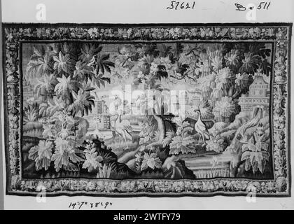 Uccelli nel paesaggio. Sconosciuto c. 1720-1760 arazzi dimensioni: H 8'9' x W 14'7' arazzi materiali/tecniche: Cultura sconosciuta: French Weaving Center: Aubusson Ownership History: French & Co. Acquistato da Hirsch & Co., ricevuto 1/25/1957; venduto Dr. Nicolas Karger 6/30/1958. 2 uccelli in primo piano tra alberi fioriti con frutta e piccoli uccelli; città sullo sfondo con il fiume che scorre attraverso il bastione (R); fontana a forma di maschera grottesca con acqua che versa, applicata su bastioni aggiuntivi (L) (BRD) foglie di acanto, fiori e frutta su piedistalli, vasi e altri elemen decorativi Foto Stock