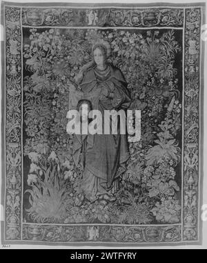 St Veronica che tiene "Sudarium" (velo con immagine di Cristo). Weyden, Rogier van der (olandese (prima del 1600) - Fiandre, ca.1399-1464) (disegnato dopo) [pittore] c. 1530-1550 arazzi dimensioni: H 220 x W 180 m arazzi materiali/tecniche: Lana e seta; filo metallico (oro) Cultura: Flemish Weaving Center: Sconosciuto Proprietà storia: Venancio López de Ceballos coll., Madrid (nel 1959). French & Co Iscrizioni: Iscrizione nel campo centrale in fondo al velo [non leggibile in fotografia] St. Veronica che regge "vera Icon"; paesaggio con grande fogliame sullo sfondo (BRD) Foto Stock