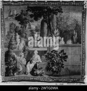 Vertumnus e Pomona. Houasse, René-Antoine (francese, 1645-1710) (autore del design) [pittore] 1690-1720 arazzi dimensioni: H 10'2' x W 10'8' arazzo materiali/tecniche: Cultura sconosciuta: Centro tessitura francese: Beauvais storia di proprietà: French & Co. Ricevuto da Alice Boney 4/2/1941; restituito 24/2/1945. Vertumnus, in veste di vecchia donna, legnando foglie di quercia Pomona (BRD) in impostazioni rettangolari alternate a maglie di foglie accoppiate l'angolo superiore sinistro del bordo è macchiato, & i bordi laterali non corrispondono esattamente; è questo il bordo originale? Vedere Metamorfosi (set i) per il tipico Bea Foto Stock