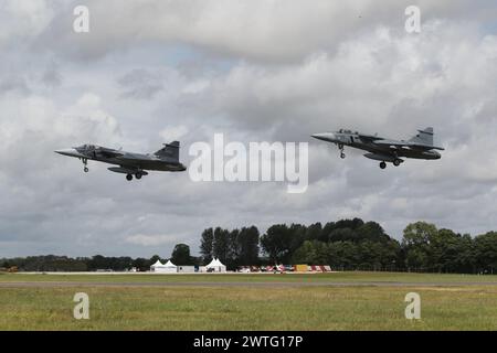 396003 (6003) e 396012 (6012), due Saab JAS 39E Gripens (Gripen e) operati da Saab Aircraft, arrivando alla RAF Fairford nel Gloucestershire, Inghilterra, per prendere parte al Royal International Air Tattoo 2023 (RIAT 23). Entrambi gli aerei indossano l'insegna dell'aeronautica svedese. Foto Stock
