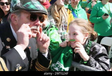 St Louis, Stati Uniti. 21 marzo 2024. St Il capo dei vigili del fuoco Dennis Jenkerson confronta i suoi baffi con quelli verdi che indossano i partecipanti alla parata annuale dell'ordine degli Hiberniani a St Patricks Day a St Luigi domenica 17 marzo 2024. Foto di Bill Greenblatt/UPI credito: UPI/Alamy Live News Foto Stock