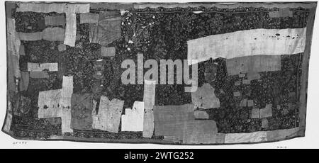 Millefleurs Ground con due medaglioni armato. Sconosciuto c. 1530 arazzi dimensioni: H 9'5' x W 20' arazzi materiali/tecniche: Sconosciuto Cultura: Flemish Weaving Center: Sconosciuto storia di proprietà: French & Co. Acquistato da R. Heilbronner (con 1/2 interessi) 2/24/1920; venduto a J. L. [John Long] Severance 6/23/1923. Foto Stock