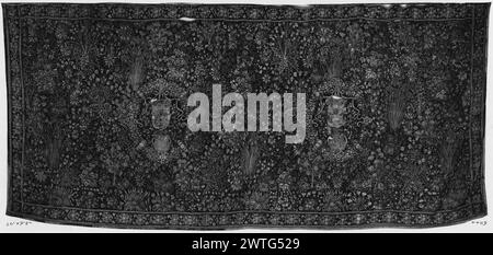 Millefleurs Ground con due medaglioni armato. Sconosciuto c. 1530 arazzi dimensioni: H 9'5' x W 20' arazzi materiali/tecniche: Sconosciuto Cultura: Flemish Weaving Center: Sconosciuto storia di proprietà: French & Co. Acquistato da R. Heilbronner (con 1/2 interessi) 2/24/1920; venduto a J. L. [John Long] Severance 6/23/1923. Foto Stock