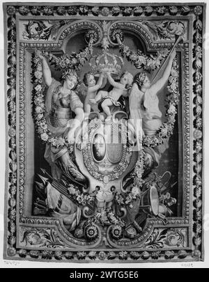 Portière della fama. Le Brun, Charles (francese, 1619-1690) (disegnato dopo) [pittore] c. 1690-1700 arazzi dimensioni: H 9'3' x W 7'4' arazzo materiali/tecniche: Lana e seta Cultura: Francese tessitura Centro: Parigi storia di proprietà: Prince Esterhazy coll., Vienna. Sig.ra E. H.[Edward Henry] Harriman coll. French & Co. Ha acquistato da Mr. N. Stone, 17/2/1954; venduto al Philadelphia Museum of Art 6/5/1962. Stati Uniti, Pennsylvania, Filadelfia, Philadelphia Museum of Art, accno. 1962-101-1. Cartiglio con le braccia di Francia e Navarra affiancato da 2 figure allegoriche femminili (=Victory & Fame?) emerg Foto Stock