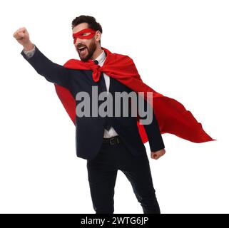 Uomo d'affari emotivo con mantello rosso da supereroe e maschera su sfondo bianco Foto Stock