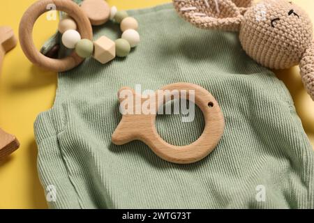 Accessori per bambini diversi su sfondo giallo, primo piano Foto Stock