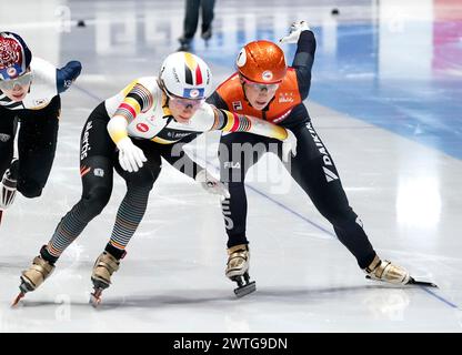 NA contact van Hanne de Smet (BEL) op Suzanne Schulting (NED) wordt de Belgische gediskwalificeerd maar suzanne è zwaar geblesseerd in de 1000 m finale durante i Campionati mondiali ISU di Short Track 2024 il 17 marzo 2024 ad Ahoy, Rotterdam, Paesi Bassi crediti: SCS/Soenar Chamid/AFLO/Alamy Live News Foto Stock