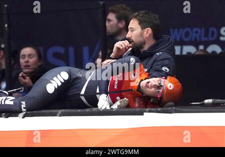 Suzanne Schulting (NED) ligt geblesseerd op de boarding bij Niels Kerstholt (NED) na de 1000m finale durante i Campionati del mondo di Short Track 2024 del 17 marzo 2024 ad Ahoy, Rotterdam, Paesi Bassi crediti: SCS/Soenar Chamid/AFLO/Alamy Live News Foto Stock