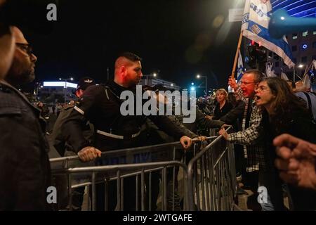 Tel Aviv, Israele. 16 marzo 2024. Manifestanti visti in un acceso scambio con la polizia durante la dimostrazione. Due proteste si fondono al di fuori del quartier generale militare di Kirya a Tel Aviv. Uno chiedeva elezioni immediate per spodestare Netanyahu, l'altro chiedeva il rilascio degli ostaggi ancora detenuti da Hamas. Credito: SOPA Images Limited/Alamy Live News Foto Stock