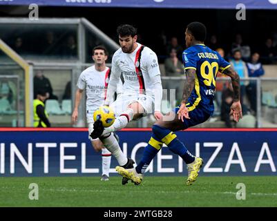 Verona, Italia. 17 marzo 2024. Theo Hernandez (L) dell'AC Milan sfida con Michael Folorunsho dell'Hellas Verona durante una partita di serie A tra Hellas Verona e AC Milan a Verona, in Italia, 17 marzo 2024. Crediti: Alberto Lingria/Xinhua/Alamy Live News Foto Stock