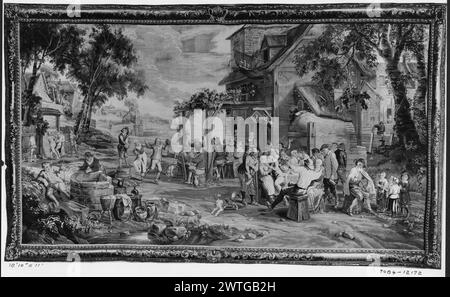 Kermesse. Teniers, David II (fiammingo, 1610-1690) (disegnato dopo) [pittore] Borcht, Pierre van der (fiammingo, atto 1712-d.1763) (laboratorio, attr.) [tessitore] Borght, Franz van der (fiammingo, atto 1720-1765) (laboratorio, attr.) [tessitore] c. 1710-1765 arazzi dimensioni: H 11' x W 18'10' arazzo materiali/tecniche: Sconosciuta Cultura: Flemish Weaving Center: Bruxelles storia di proprietà: French & Co. Ricevuto dalla contessa Costantini; restituito 12/10/1923. Prima della locanda, i gruppi si siedono ai tavoli e banchettano; di fronte a un giocatore maledetto che intrattiene i bambini; la coppia balla accanto al bagpistrello in piedi sul tu invertito Foto Stock