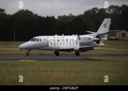 T-784, un Cessna 560XL Citation Excel gestito dalla Swiss Air Force in un ruolo di trasporto VIP, arrivando alla RAF Fairford nel Gloucestershire, Inghilterra durante il Royal International Air Tattoo 2023 (RIAT23). Foto Stock