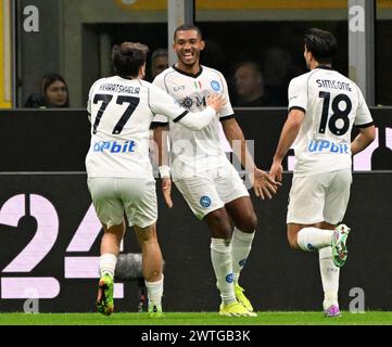 Milano, Italia. 17 marzo 2024. Juan Jesus (C) del Napoli celebra il suo gol con i compagni di squadra durante una partita di calcio di serie A tra FC Inter e Napoli a Milano, in Italia, 17 marzo 2024. Crediti: Alberto Lingria/Xinhua/Alamy Live News Foto Stock