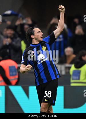 Milano, Italia. 17 marzo 2024. Matteo Darmian dell'Inter celebra il suo gol durante una partita di serie A tra FC Inter e Napoli a Milano, in Italia, 17 marzo 2024. Crediti: Alberto Lingria/Xinhua/Alamy Live News Foto Stock