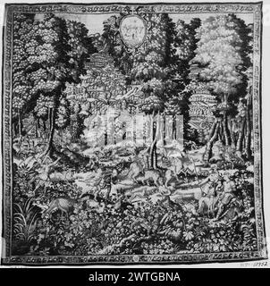 Parco giochi con caccia agli orsi in primo piano. Sconosciuto c. 1575-1625 arazzi dimensioni: H 10'3' x W 10' arazzi materiali/tecniche: Sconosciuto Cultura: Flemish Weaving Center: Bruxelles storia della proprietà: French & Co. Acquistato da WM. Hochster, fatturato 12/25/1925; venduto alla sig.ra H. W. Chadbourne 12/8/1928 [SS 13952]. French & Co. Ha acquistato da H. W. Chadbourne, fatturato 5/5/1931 [SS 17206]. Foto Stock