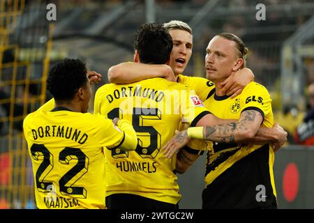 Dortmund, Germania. 17 marzo 2024. Mats Hummels (2° L) del Borussia Dortmund festeggia il punteggio con i compagni di squadra durante la partita di prima divisione di Bundesliga tra Borussia Dortmund e Eintracht Frankfurt a Dortmund, Germania, il 17 marzo 2024. Crediti: Joachim Bywaletz/Xinhua/Alamy Live News Foto Stock