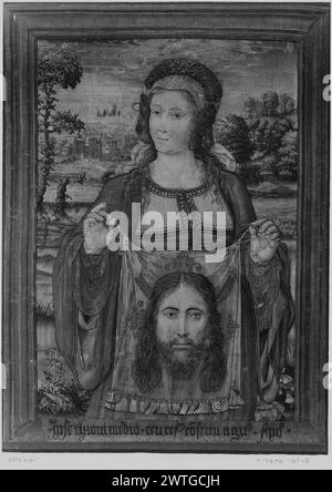 St Veronica che tiene "Sudarium" (velo con immagine di Cristo). Sconosciuto c. 1515-1525 arazzi dimensioni: H 36' x W 26 1/4' arazzo materiali/tecniche: Sconosciuto Cultura: Paesi Bassi meridionali tessitura Centro: Sconosciuto storia di proprietà: French & Co. Acquistato da Maurice Harris, fatturato 4/13/1936; venduto a Percy Straus 4/30/1936 [SS 18605]. French & Co. Ricevuto da Ralph Straus 7/29/1957; restituito 5/10/1960 [SS 58189x]. Iscrizioni: Iscrizione sul bordo inferiore mezza figura di S.. Veronica che regge "vera Icon"; paesaggio sullo sfondo (BRD) bordo della cornice, probabilmente intrecciato a Bruxelles. Fren Foto Stock