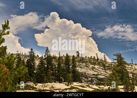 Formazione di nubi bianche sopra la montagna alpina. Foto Stock