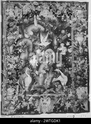 Verdure a foglia grande (feuille de choux) con putti e aironi. Arazzo sconosciuto dimensioni: H 9'9' x W 8'2' arazzo materiali/tecniche: Cultura sconosciuta: Tessitura fiamminga Centro: Sconosciuta storia di proprietà: French & Co. Acquistato da Bacri frères, 1/19/1917L venduto alla signora Helen I. Crocker 10/19/1927 [SS 4007]. French & Co. Ricevuto da American Foreign Trade Development Co. (Mr. Rokshar) [Rokhsar ?/ Rohksar?], ricevuto 3/8/1968 (nell'angolo SS: 'Mr. Milton Samuels'); restituito 9/13/1968 [SS M-304-x]. 2 putti, 2 aironi e altri uccelli abitano una vegetazione composta da piante in fiore Foto Stock