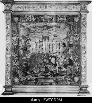 Passione di Cristo: Crocifissione di Cristo. Sconosciuto datato 1574 arazzi dimensioni: H 5' x W 4'8' arazzo materiali/tecniche: Cultura sconosciuta: Flemish Weaving Center: Unknown Ownership History: French & Co. Acquistato da Mr. Leonard Thomas 11/26/1917; venduto a WM. R. Nelson Gallery 5/24/1942 (?). Iscrizioni: Iscrizione in campo centrale, su croce: INRI [=Iesus Nazarenus Rex Iudaeorum] iscrizioni: Iscrizione in cartiglio di confine inferiore: 1574 Cristo su croce, fiancheggiato da entrambi i malfattori sulle loro croci; Vergine Maria, SS. John & Mary Magdalene Present; Longinus (?) tenendo la lancia per perforare Foto Stock