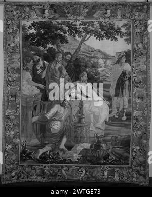 Scena di Telemaco. Sconosciuto c. 1700 arazzi dimensioni: H 9'4' x W 7'9' arazzo materiali/tecniche: Sconosciuto Cultura: Francese tessitura Centro: Beauvais storia di proprietà: French & Co. Nel paesaggio, l'uomo in trono che tiene lo scettro, 4 figure maschili dietro il trono e 1 figura maschile a R del trono; tutti guardano verso R; piatto e vasi a terra davanti al trono (UPR BRD) testa con fiamme radianti (=sole) in cartiglio fiancheggiato da gufi, libri aperti e vasi; (LWR BRD) testa con ali attaccate al collo in cartiglio fiancheggiata da trofei e navi di guerra; (L & R BRD) nave in cartiglio fiancheggiata da garland Foto Stock