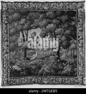 Paesaggio con uccelli. Sconosciuto c. 1700-1720 arazzi dimensioni: H 8'8' x W 8'10' arazzo materiali/tecniche: Cultura sconosciuta: French Weaving Center: Aubusson Ownership History: French & Co. Acquistato dall'American Art Association, ricevuto il 15 febbraio 1921; venduto a Edward NISE 10/8/1927. Uccello a terra tra piante selvatiche e alberi con uccello arroccato sul ramo; fiume e edificio sullo sfondo (BRD) bordo riccamente decorato con vari fiori e foglie di acanto, vasi con fiori e altri elementi decorativi French & Co. Foglio di scorta in archivio, 23264 Foto Stock