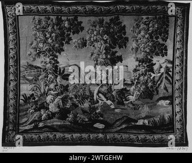 Paesaggio con due uccelli. Sconosciuto c. 1725-1775 arazzi dimensioni: H 9'2' x W 12'3' arazzo materiali/tecniche: Sconosciuto Cultura: French Weaving Center: Aubusson Ownership History: French & Co. Acquistato da Raiss, n.d. [probabilmente 4/1921]; venduto a B. F. Clyde 5/28/1926 [SS 23484]. French & Co. Ricevuto da McFadden, fatturato 12/6/1934; restituito 1/2/1936 [SS 18307]. 3 alberi frondosi e fioriti incorniciano la composizione; uccelli in primo piano con ponte sul fiume (L), scalinata che conduce alla pagoda sulla collina e edificio aggiuntivo (R) in lontananza (BRD) bordo con cornice a spirale di acanto foglie po Foto Stock