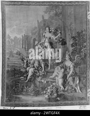 Primavera e tre personificazioni femminili alate di marzo, aprile e maggio. Schoor, Lodewijk van (fiammingo, 1666-1726) (autore di design, attr., figure) [pittore] Spierincx, Pieter (fiammingo, atto 1614-1647) (autore di design, attr., paesaggio) [pittore] Hecke, Jan Frans van den (fiammingo, 1660-1695) (laboratorio, attr.) [tessitore] c. 1690-1710 arazzi dimensioni: H 10'8' x W 9' arazzi materiali/tecniche: Lana (ondulata, ordito: 8/cm); lana e seta (tinta, trama) Cultura: Centro tessitura fiammingo: Bruxelles storia della proprietà: Si ritiene che provenga dal 'Palazzo De Sagan', Parigi. French & Co. Ha ricevuto da Foto Stock