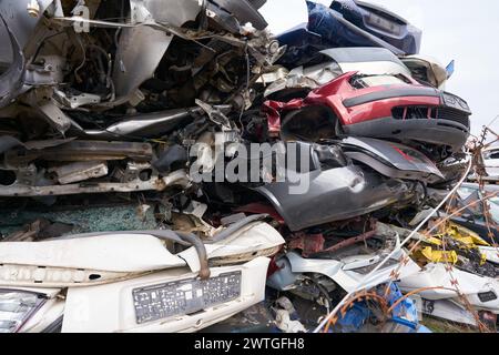 Auto in un deposito di rottami di un'azienda di riciclaggio di automobili in una zona industriale a Magdeburgo, in Germania Foto Stock