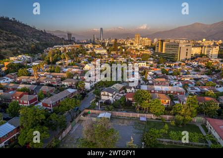 Splendida vista aerea di Plaza de Armas, della Cattedrale metropolitana di Santiago del Cile, del Museo Nazionale di storia del Cile, del fiume Mopocho t e del ci Foto Stock