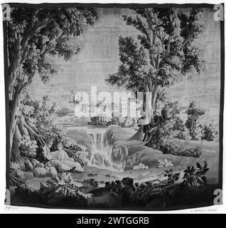 Paesaggio con pastori e pastori che riposano vicino alle pecore dalla cascata. Sconosciuto c. 1750-1800 arazzi dimensioni: H 7' x W 7'6' arazzo materiali/tecniche: Sconosciuto Cultura: French Weaving Center: Aubusson Ownership History: French & Co. Acquistato da J. G. Russell, fatturato 2/26/1929; venduto a Herbert R. Stone 07/28/1929. Nel paesaggio con alberi, piante fiorite e cascata, un pastore con gregge di pecore al suo fianco, riposa in compagnia della pastorella; fiume serpeggiante ed edifici in lontananza i confini mancanti, o potrebbe non averli se il pannello fosse stato progettato per essere inserito nel pannello della parete. Jacq Foto Stock