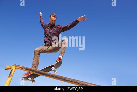 Fitness, energia e uomo con skateboard, salti o salti in uno skate Park per l'allenamento acrobatico. Libertà, adrenalina e gen z skater maschile con aria Foto Stock