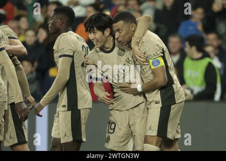 Lee Kang-in del PSG celebra il suo gol con Kylian Mbappe del PSG durante la partita di calcio del campionato francese di Ligue 1 tra Montpellier HSC (MHSC) e Paris Saint-Germain (PSG) il 17 marzo 2024 allo stadio la Mosson di Montpellier, in Francia Foto Stock