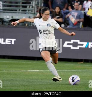 17 marzo 2024: NWSL - National Women's Soccer League - l'attaccante del Bay FC SCARLETT CAMEROS invia un lungo passaggio a un compagno di squadra poiché l'Angel City FC è stato escluso dal Bay FC 1-0 nella partita di apertura della stagione 2024, Bom Stadium, Los Angeles, CA, USA, 17 marzo 2024. Credit Image cr Scott Mitchell/ZUMA Press (Credit Image: © Scott Mitchell/ZUMA Press Wire) SOLO PER USO EDITORIALE! Non per USO commerciale! Foto Stock