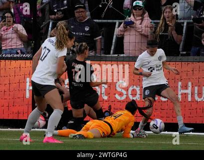 17 marzo 2024: NWSL - National Women's Soccer League - il centrocampista dell'Angel City FC KENNEDY FULLER batte il portiere DEL BAY FC LYSIANNE PROULX, ma un giocatore del Bay FC impedisce il gol poiché l'Angel City FC è stato tagliato fuori dal Bay FC 1 a 0 nella partita di apertura della stagione 2024, Bom Stadium, Los Angeles, CALIFORNIA, Stati Uniti, 17 marzo 2024. Credit Image cr Scott Mitchell/Zuma Press (Credit Image: © Scott Mitchell/ZUMA Press Wire) SOLO PER USO EDITORIALE! Non per USO commerciale! Foto Stock