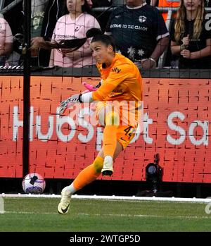 17 marzo 2024: NWSL - National Women's Soccer League - la portiere del Bay FC LYSIANNE PROULX ha avuto una grande partita in quanto l'Angel City FC è stato tagliato fuori dal Bay FC 1-0 nella partita di apertura della stagione 2024, Bom Stadium, Los Angeles, CA, USA, 17 marzo 2024. Credit Image cr Scott Mitchell/ZUMA Press (Credit Image: © Scott Mitchell/ZUMA Press Wire) SOLO PER USO EDITORIALE! Non per USO commerciale! Foto Stock