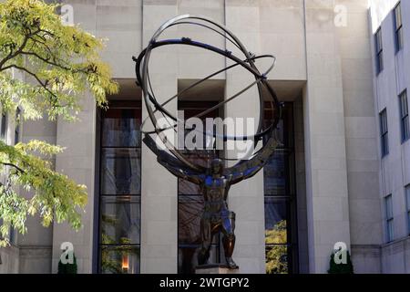 Rockefeller Center, scultura di Atlas che porta un globo davanti a un edificio, Manhattan, New York, New York, Stati Uniti, nord America Foto Stock