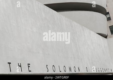 Vista esterna del Solomon R. Guggenheim Museum di New York con caratteristiche forme geometriche, Manhattan, New York City, New York, USA, nord Foto Stock